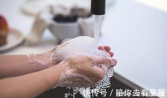 宝宝|宝宝拉臭臭后,第一步用水冲,还是用纸擦看看你做对了没