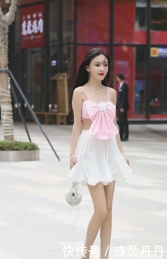 甜美|街拍:粉红蝴蝶结甜心公主,少女气质尽显,可爱穿搭超甜美