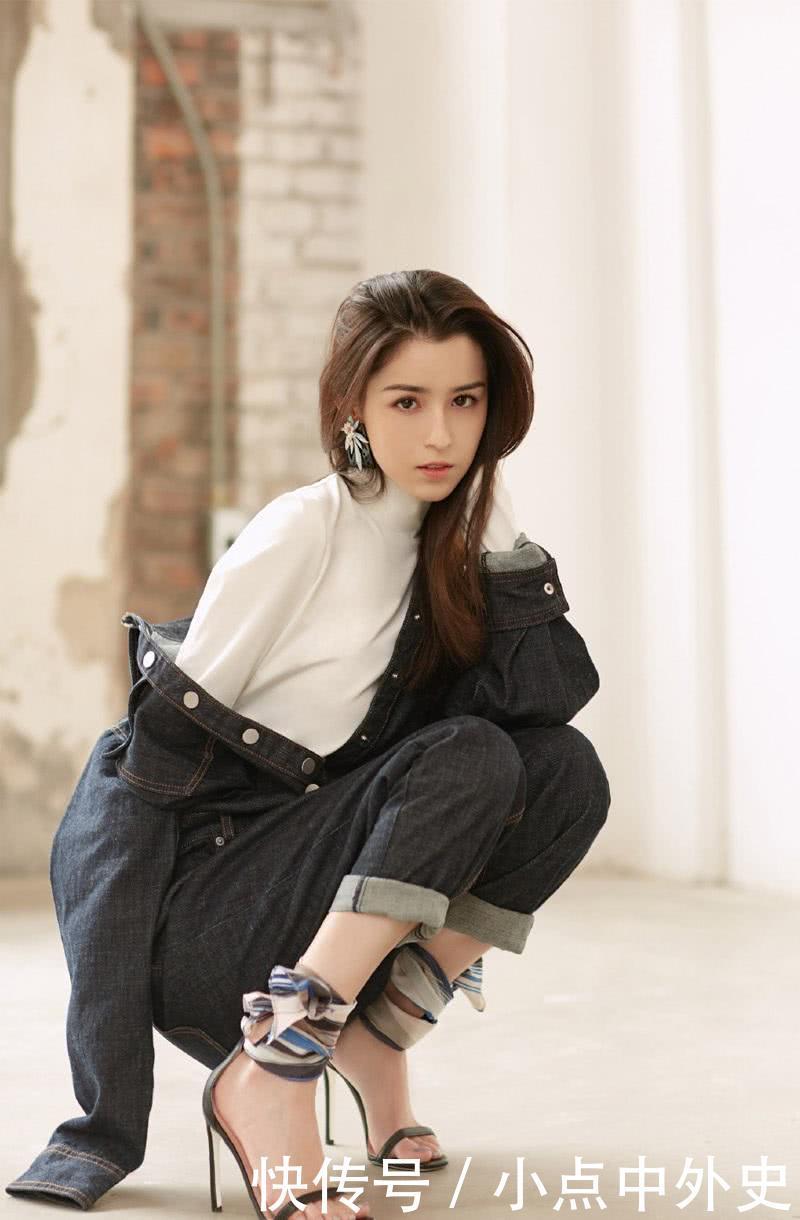 哈妮克孜的脚是有多小,35码的鞋子还大了?竟然得用丝带捆!