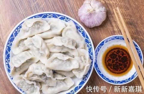 饺子|煮冻饺子,最忌开水下锅,饭店大厨:掌握3点,饺子鲜香不破皮