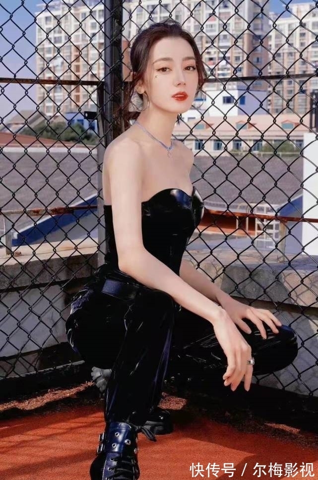 谁能想到,迪丽热巴的首秀居然贡献给了脱口秀