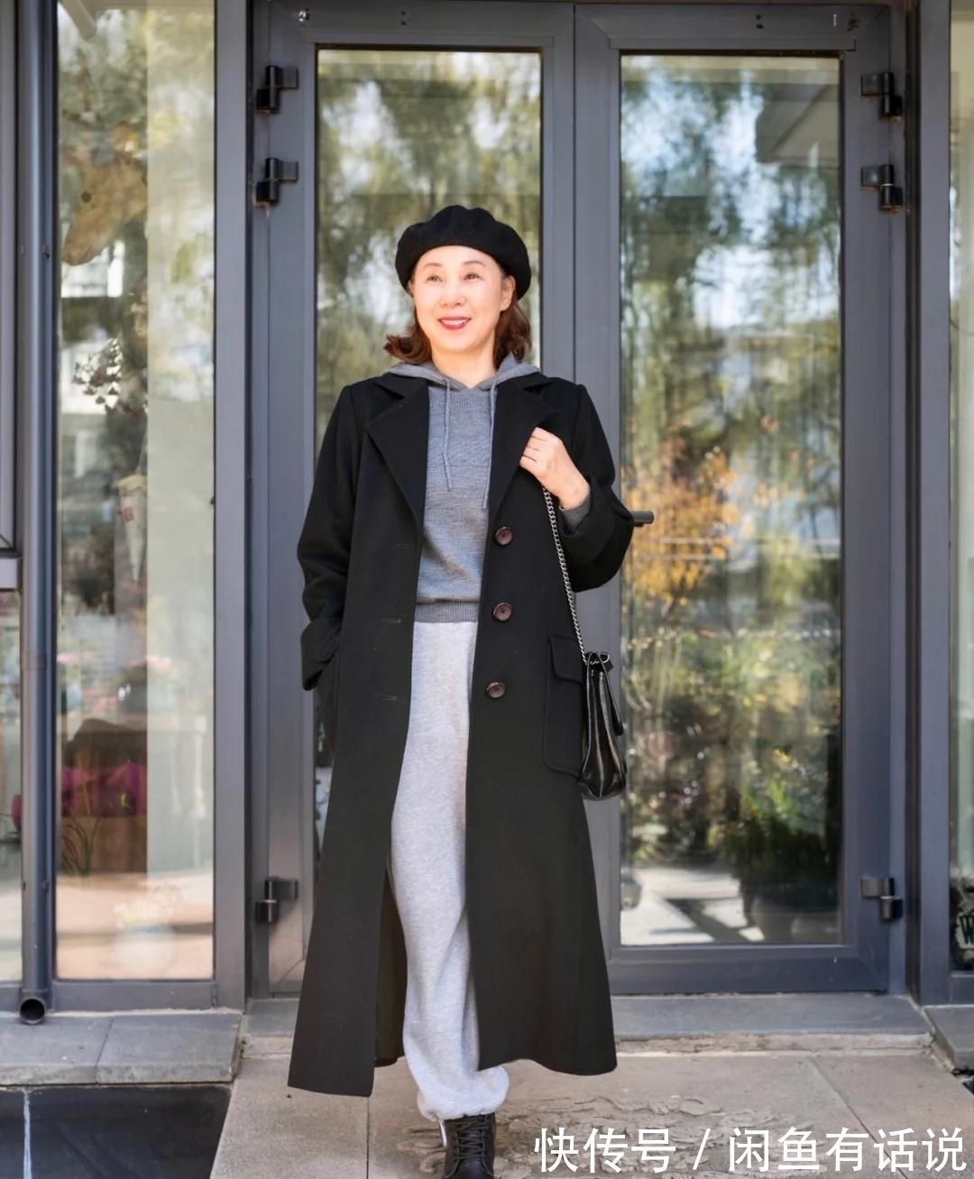 高级 有“烟火气”的黑色大衣穿搭,优雅又高级,普通中年人穿也体面