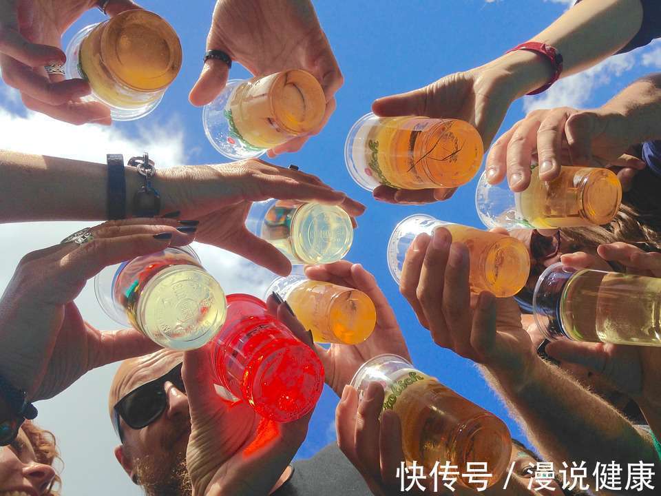 劝酒|一到年会总被劝酒？出现4种迹象，拼酒的“六斤哥”，劝你悠着点