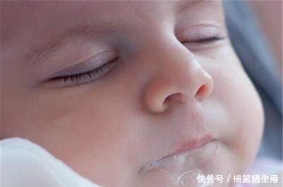 小动作|哺乳期宝宝有这些小动作，说明已经吃饱了，再喂容易撑到宝宝！