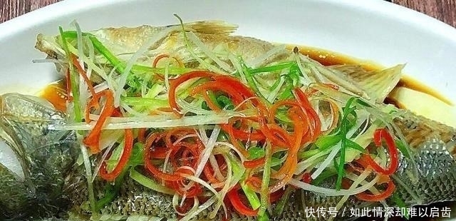蒸鲈鱼时,记住“2不放,加3样”鱼肉鲜嫩洁白,还没有腥味