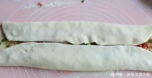 面粉不做包子,教你懒人吃法,两手一卷,一锅蒸一个解决全家早餐