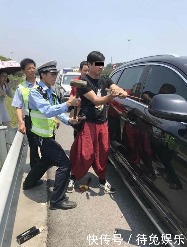 警察|2岁男孩被粗心家长锁车内,警察也无能为力,孩子一个举动自救