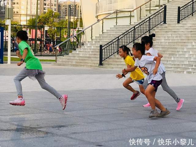 宝宝|“小短腿宝宝”走红,身材比例二八开,宝妈:屁股底下就是脚后跟