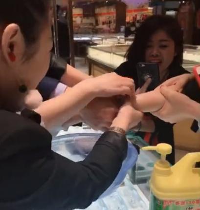 刷卡#大妈商场内试手镯,谁知道被卡住了,店员你是刷卡还是现金