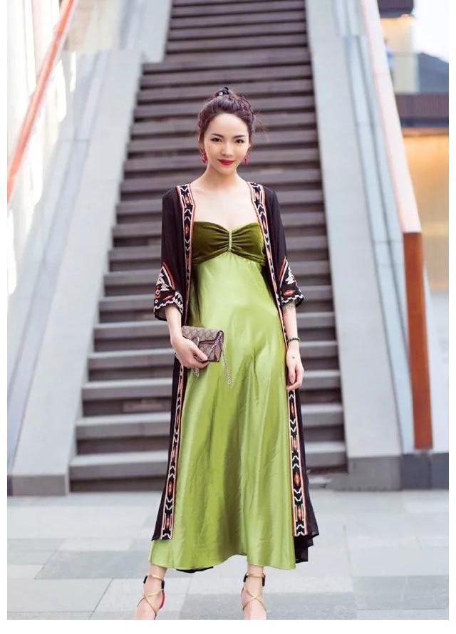 高跟凉鞋|美女一双一字带的黑色高跟凉鞋，气质时尚，又带着魅力