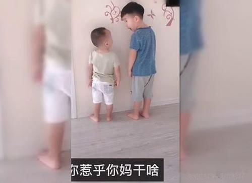 多子|兄弟俩弄坏妈妈化妆品被罚站,之后哥俩的对话,让妈妈忍不住偷笑