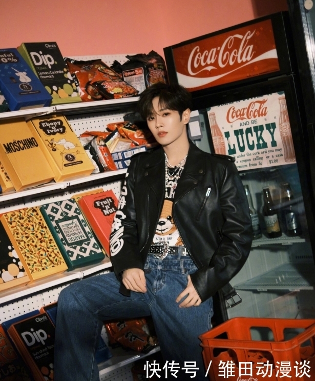 李汶翰新剧开机,穿黑皮夹克配卡通内搭,期待“周灿学长”来袭