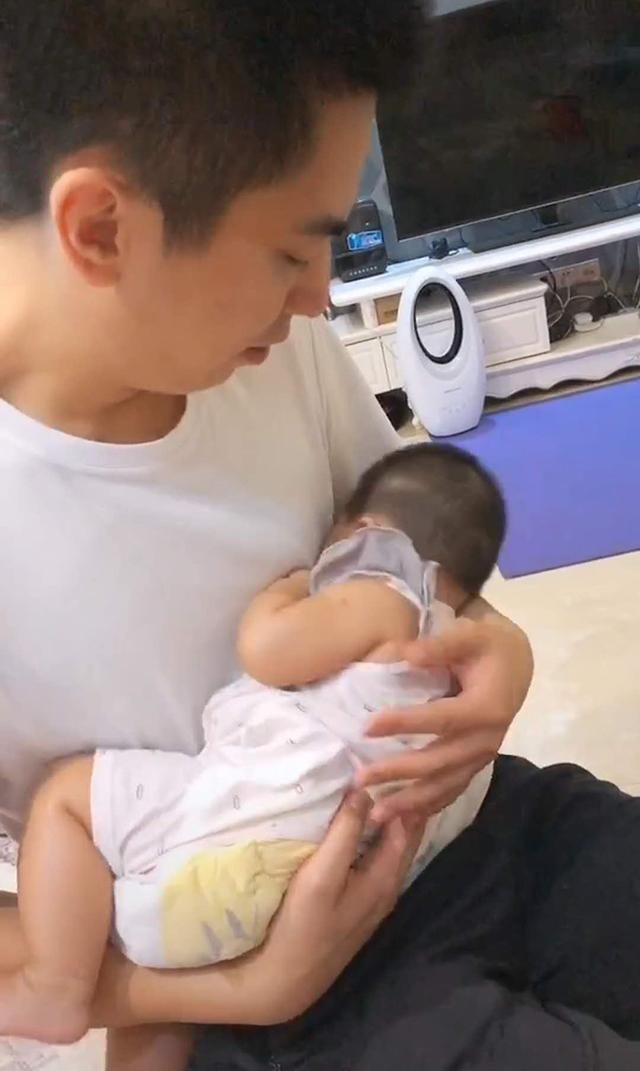 宝宝|爸爸强硬“命令”宝宝睡觉,宝宝趴爸爸怀里假睡,大眼睛滴溜溜乱转笑翻妈妈