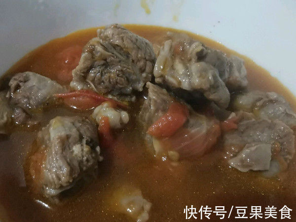 配着这盘牛肋条炖西红柿，米饭可以吃三大碗
