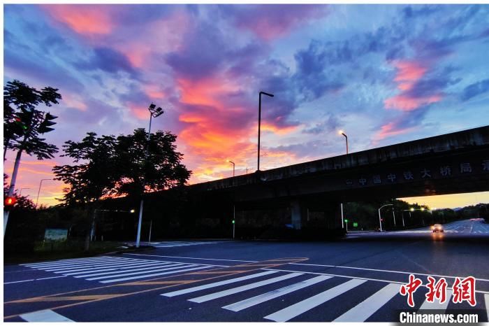 宜昌|湖北宜昌现“晚霞夕照图”