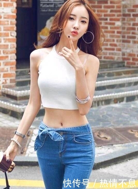 紧身|紧身牛仔裤:丰满有韵味的小姐姐,傲人身段,十分吸睛!