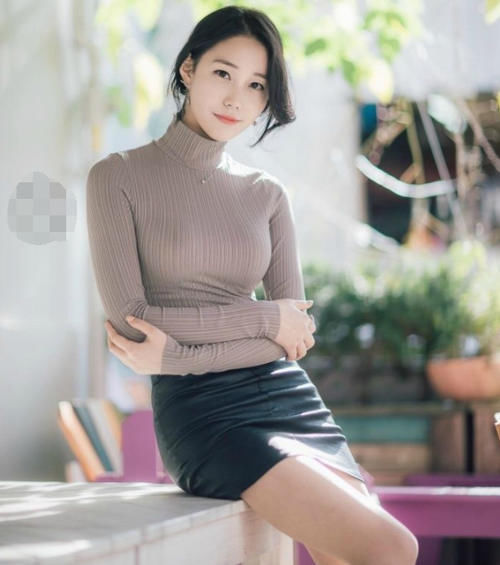 小姐姐|美女穿搭：小姐姐爱穿拥有完美腿型的紧身裙，散发出甜美气息！