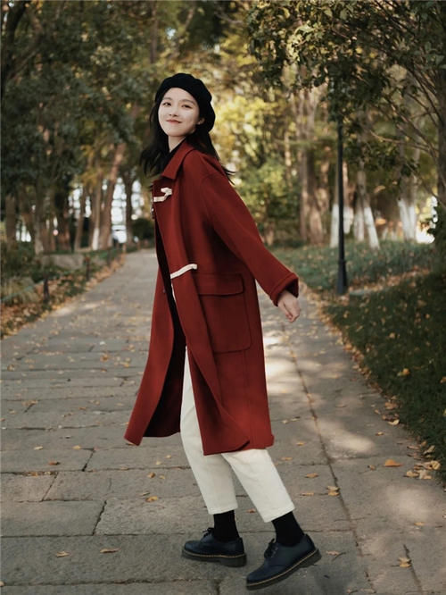 过年流行的“姨妈色”大衣，配上这3种颜色内搭，气质显白更高级