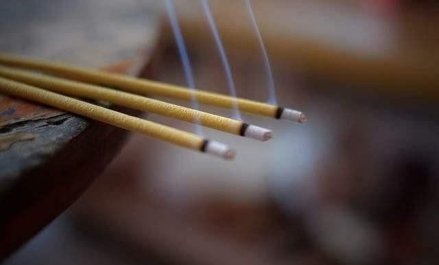 可算|为什么烧香的时候要烧三根三根香代表何意看完可算明白了