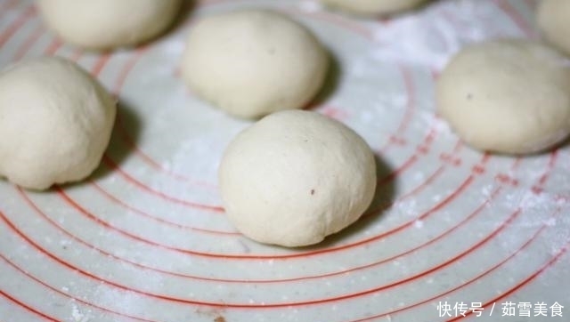 一碗面粉，一碗豆沙，做少油少糖的发面饼，老人孩子放心吃