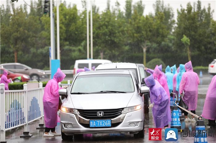 红伞|齐鲁理工学院雨中迎新生“红伞”见温情