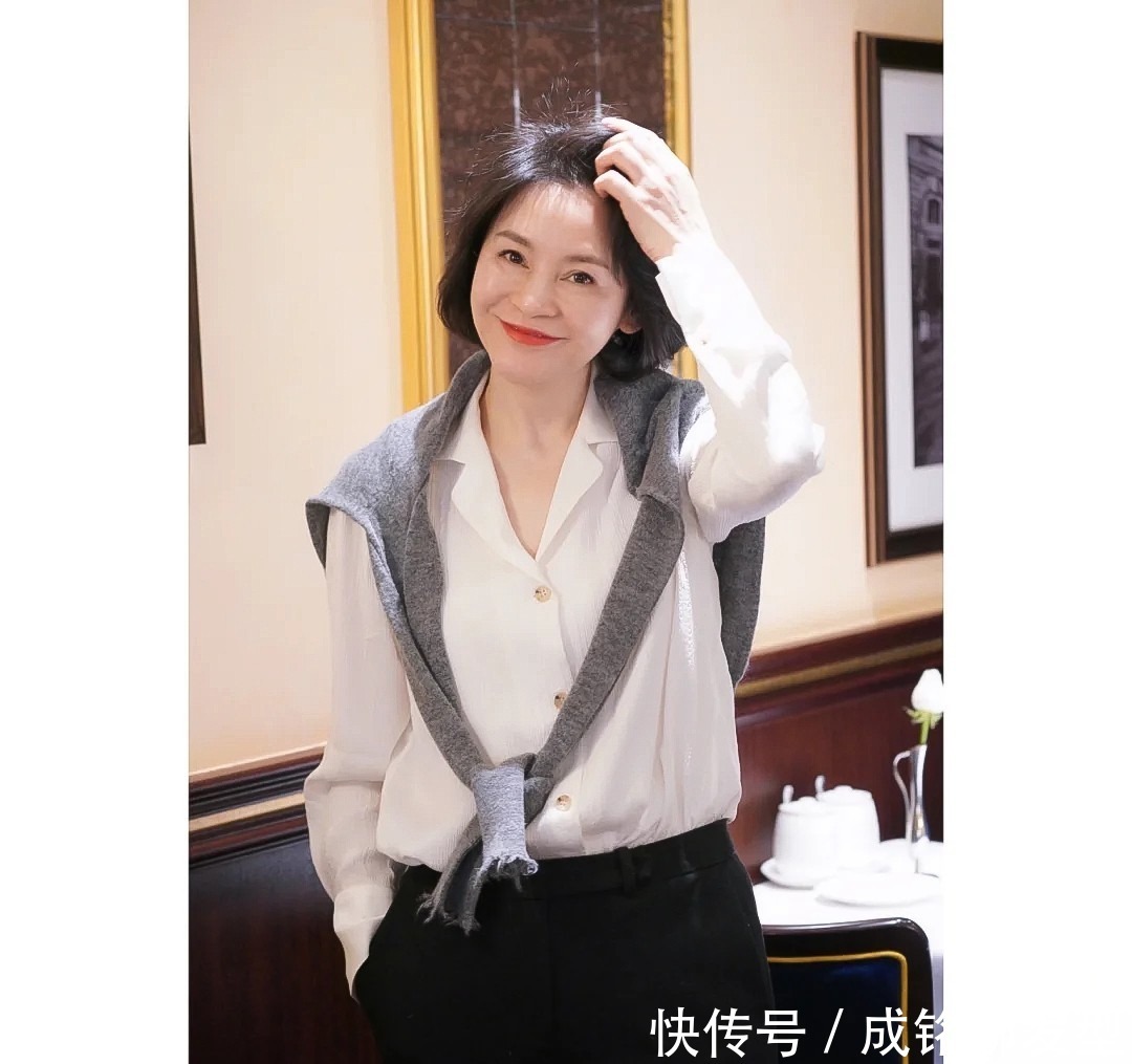 白色衬衫|50岁女人的精致穿搭,端庄大气又显气质,时尚减龄又不失女人味