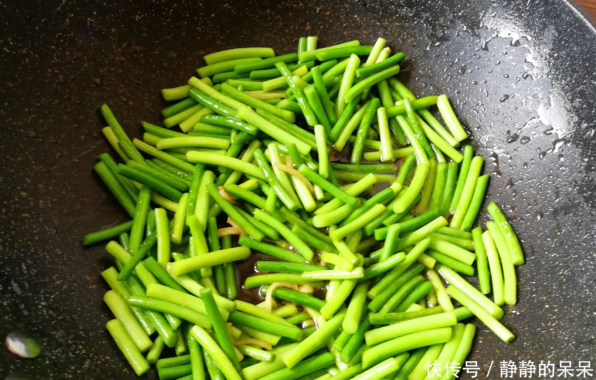 蒜薹炒肉丝的家常做法，教你小技巧，蒜苔入味，肉丝滑嫩不柴