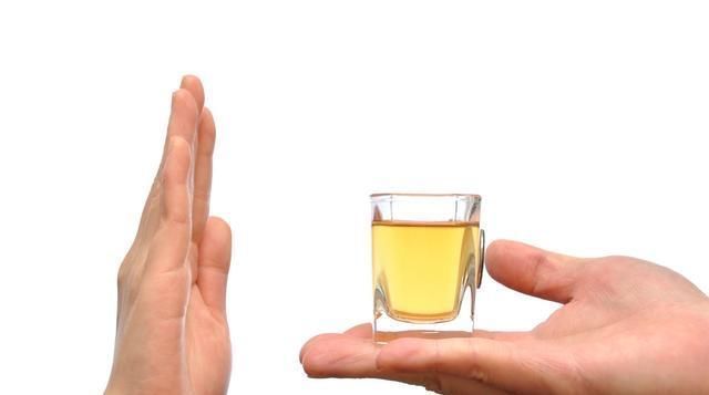 每天喝二两白酒和滴酒不沾的人,谁更易患癌?你错的很离谱