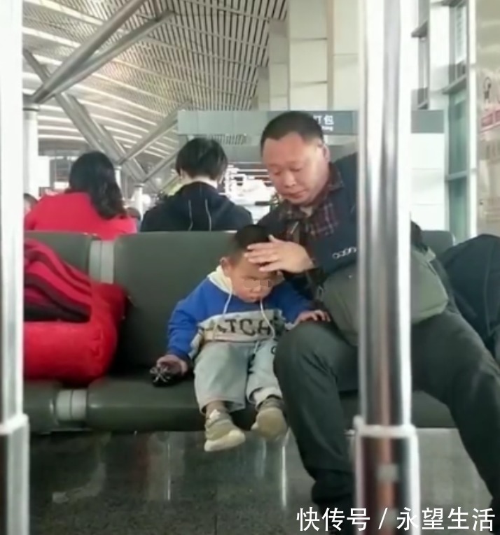 机场|机场里小男孩不哭不闹,坐在爸爸旁边等待飞机,画面让人心酸