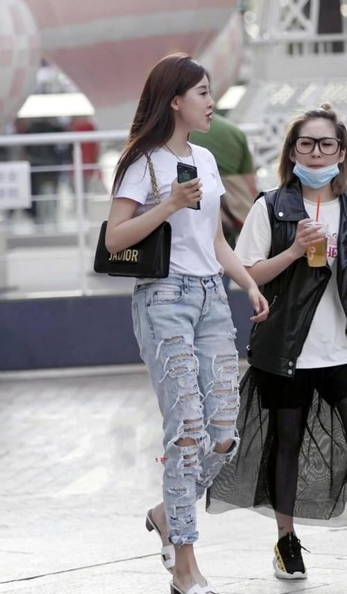 别致的破洞牛仔裤，穿出个性的唯美，美的时尚有格调