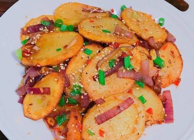土豆这样做太好吃了,香辣过瘾,喷香下饭,比吃肉还带劲