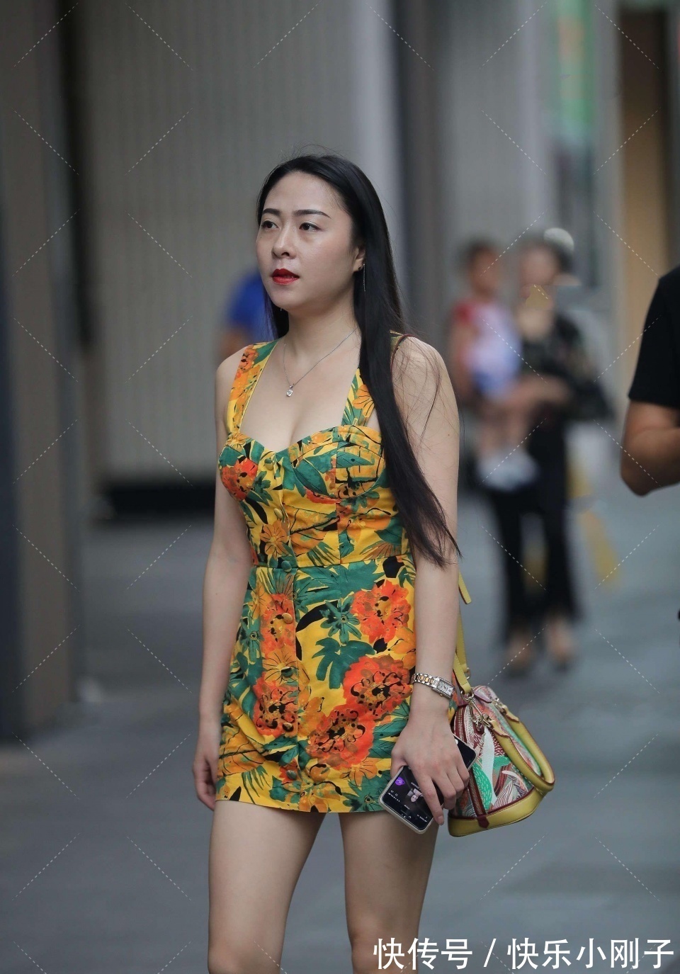 风格 小姐姐穿搭风格真是独特,这样穿搭的小姐姐,你觉得时尚可爱吗?