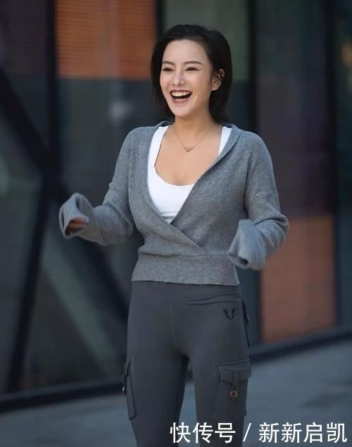 美女笑起来真好看,时髦上衣搭配修身长裤,成炎热夏季那一抹清凉