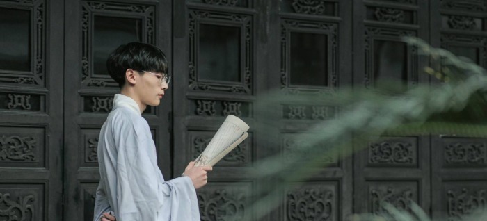 历史!老师穿汉服上课引热议,历史老师穿“龙袍”,奇装异服装扮成潮流