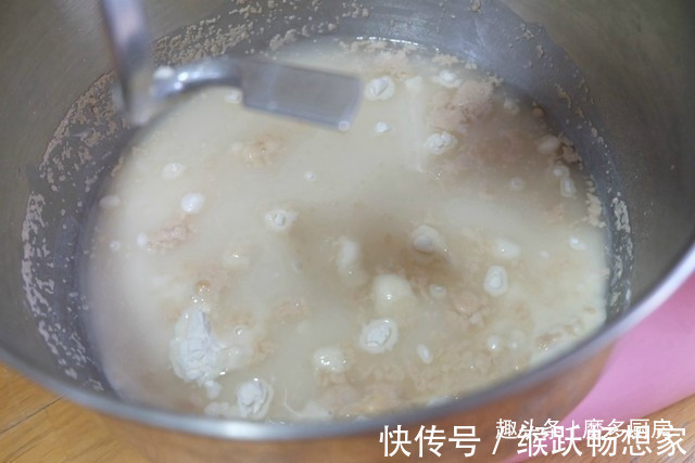 这个面包配方好，牛奶、黄油、鸡蛋全不放，一次发酵，香软又健康