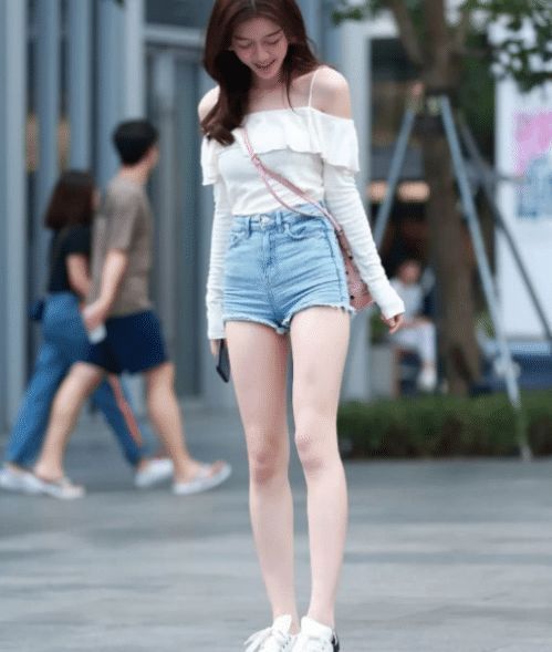 街拍小姐姐吊带衫配牛仔裤，整体看起来仙女气息爆棚，看上去很舒服