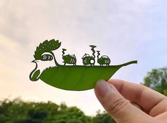 ?艺术家真会赚钱，把捡来的树叶简单雕刻后，价值翻了几百倍