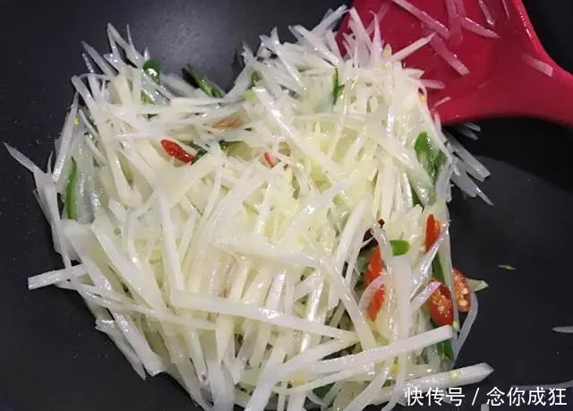 脆爽|炒土豆丝前,用水冲洗是错误的?大厨教你3招,爽脆不粘锅!