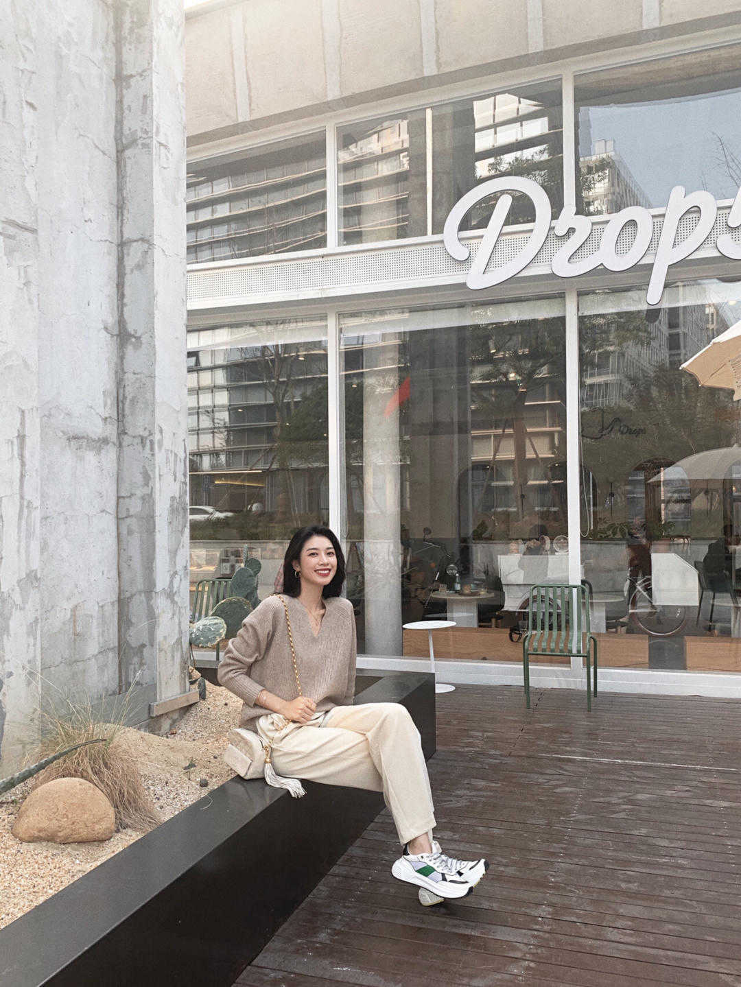 夏季|夏季阔腿裤要这样穿,搭配上白色衬衫,广告显得清爽,显瘦又舒适