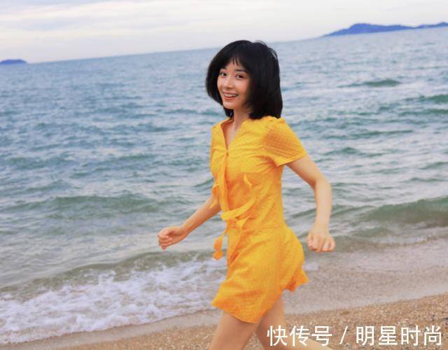 搭配 卜冠今的身材比例才是男人喜欢的,穿黄裙子配短发,娇小又萝莉