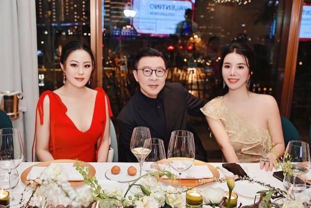 余晚晚穿刺绣蕾丝裙浪漫优雅与女星章小蕙相谈甚欢