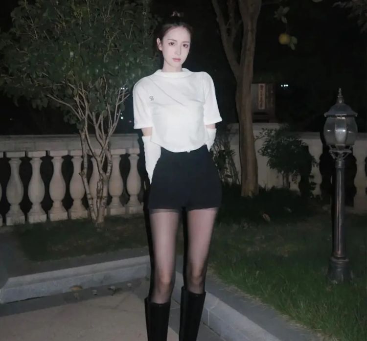 白色 白色上衣和黑色短裤,最常见的搭配了,但是不失时尚感