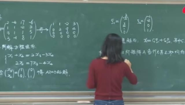 没曾想这位美女大学教师的课堂板书如此惊艳，字迹堪比“印刷体”