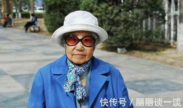 连衣裙 “老年穿搭”谁最强北京大妈土带潮，上海大妈精致时尚，更个性！