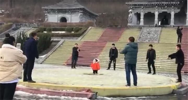 外甥女|8个舅舅只有一个外甥女,回姥姥家场面太壮观了,网友:团宠