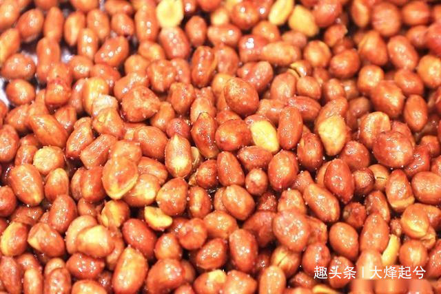 炸好花生米、直接撒盐是错的！饭店常用这1招，花生香脆久放不潮