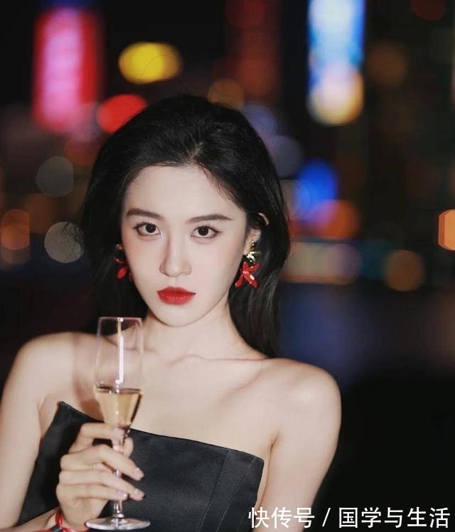 护肤品 日常护肤,不能盲目对肌肤进行“大补”,按照常规步骤就可以!