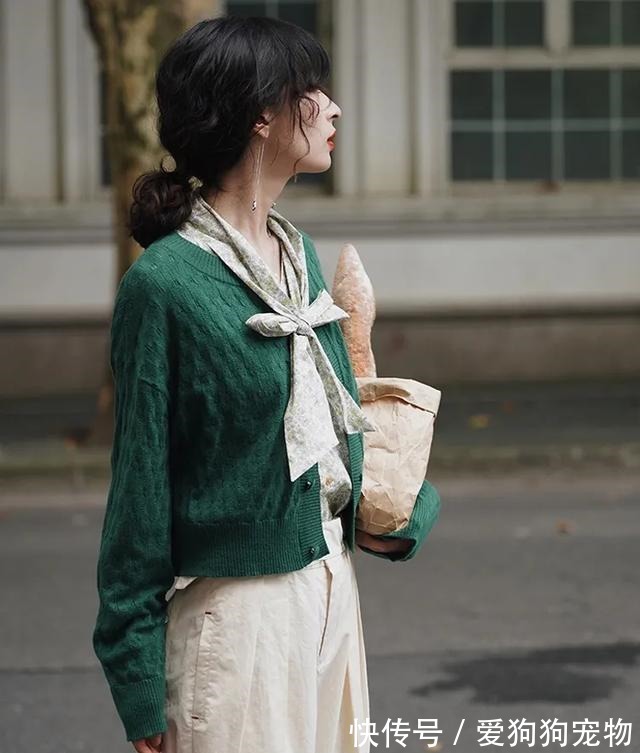 奶奶衫+烟管裤 悦穿搭“奶奶衫+烟管裤”,时髦显瘦还减龄!