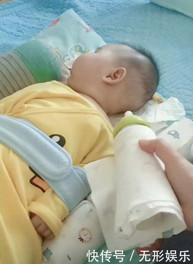 捆绑|宝宝被妈妈“捆绑”喂奶，宝宝扭头拒绝萌翻了，网友笑称士可杀不可辱