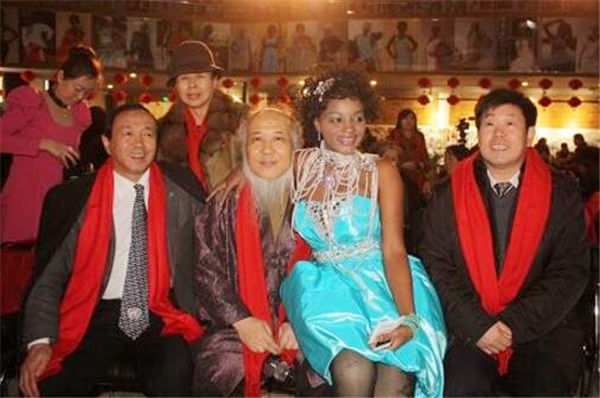 大爷|53岁中国大爷，9年前娶了24岁的非洲姑娘回家，后来怎么样了